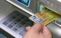 银行卡被止付了钱怎么取出来？会自动解除吗？