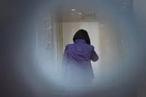 男子女厕偷拍被2女子抓现行视频曝光 手机存有大量女生私密照