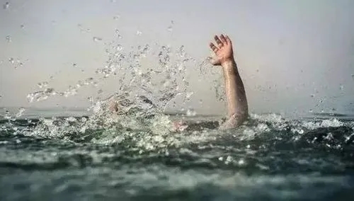 湖北5名中学生游泳时被急流冲走 下落不明