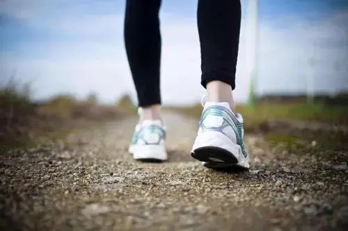 长期散步对身体好吗  提醒50岁以后散步时或牢记这三点事